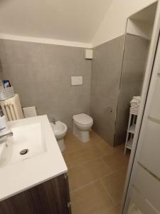 uma casa de banho com um WC e um lavatório em pesa apartment B&B em Ascoli Piceno