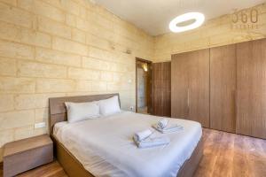 Voodi või voodid majutusasutuse A 3BR characteristic home in Rabat with lovely views by 360 Estates toas