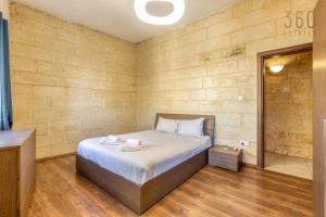 Voodi või voodid majutusasutuse A 3BR characteristic home in Rabat with lovely views by 360 Estates toas