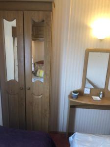 Postel nebo postele na pokoji v ubytování Màire’s Mobile Home