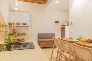 een keuken met een tafel met een fruitschaal op een aanrecht bij La Dimora del Buttero in Farnese +15 foto's