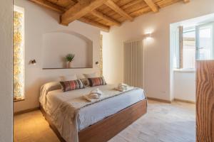 ein Schlafzimmer mit einem Bett mit zwei Handtüchern darauf in der Unterkunft CasaViva - La Dimora del Buttero in Farnese