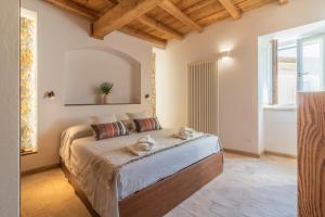 een slaapkamer met een bed met twee handdoeken erop bij La Dimora del Buttero in Farnese