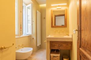 een badkamer met een wastafel en een spiegel bij La Dimora del Buttero in Farnese