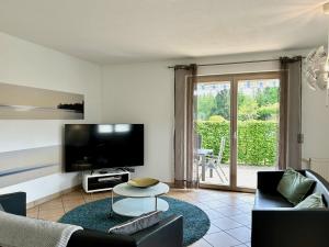 TV a/nebo společenská místnost v ubytování Ferienwohnung Im Vogelsang - Ihr Zuhause zwischen Allgäu und Bodensee