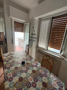 ein Esszimmer mit einem Tisch mit gemustertem Tischtuch in der Unterkunft Orchidea Apartment Lecco in Lecco
