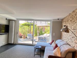 TV a/nebo společenská místnost v ubytování Terrassenwohnung Garten-Oase - Hochwertige Gartenwohnung mit Sonnenterrasse
