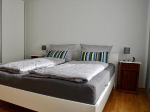 Postel nebo postele na pokoji v ubytování Ferienwohnung ZOOM - Stilvolle Wohnung mit Balkon in ruhiger Umgebung