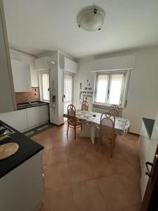 eine Küche und ein Esszimmer mit Tisch und Stühlen in der Unterkunft Orchidea Apartment Lecco in Lecco + 16 Fotos