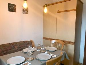 - une table avec des assiettes et des verres à vin dans l'établissement Ferienwohnung Niedan, à Kressbronn am Bodensee