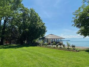 a park with a gazebo and the water at Ferienwohnung Fischerpromenade in Kressbronn am Bodensee