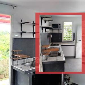een keuken met een wastafel en een fornuis bij Studio avec sa terrasse et son jardinet dans un écrin de verdure in Les Abymes