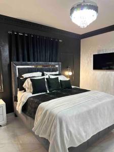 a bedroom with a large bed with black walls at Hermoso lugar para compartir es muy acogedor in Mendoza