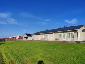 una casa con césped delante en ANDY - Perfect location in the heart of Närpes 75 m2 - Sauna - Built in 2023 en Närpiö
