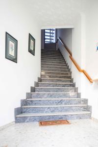 un escalier dans un bâtiment avec deux photos sur le mur dans l'établissement Pensión Dos Hermanas, à Bolaños de Calatrava
