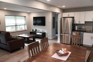 特拉弗斯城的住宿－✵ Newly Remodeled Lovely 4BDR Retreat ➠ 3191，厨房以及带桌子和冰箱的客厅。