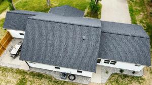 una vista aérea de una casa con techo negro en ✵ Newly Remodeled Lovely 4BDR Retreat ➠ 3191, en Traverse City
