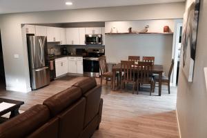 cocina y comedor con sofá y mesa en ✵ Newly Remodeled Lovely 4BDR Retreat ➠ 3191, en Traverse City