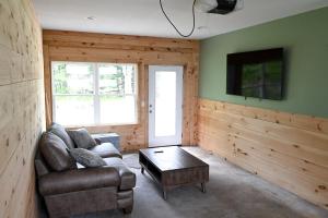 A seating area at ✵ Newly Remodeled Lovely 4BDR Retreat ➠ 3191