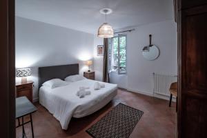 ein Schlafzimmer mit einem weißen Bett und einem Fenster in der Unterkunft Gîte du chemin des Dames in Montauban