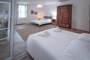 - une chambre avec 2 lits et une porte coulissante en verre dans l'établissement Gîte du chemin des Dames, à Montauban