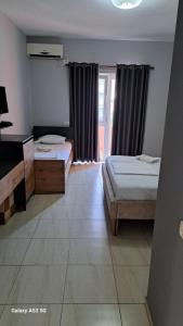 Cama ou camas em um quarto em Hotel Marigona