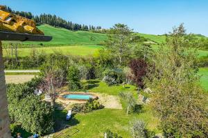 - une vue aérienne sur un jardin avec une piscine dans l'établissement Podere Palazzetto, à Buonconvento