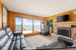 特拉弗斯城的住宿－Million Dollar Views 5BDR Beachfront in East Bay ➠ 2175，带沙发和壁炉的客厅