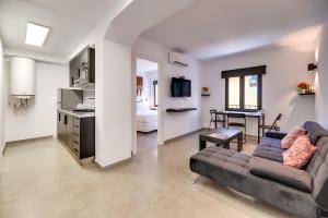 ein Wohnzimmer mit Sofa und Tisch in der Unterkunft Parkview Apartments 2 in Marbella