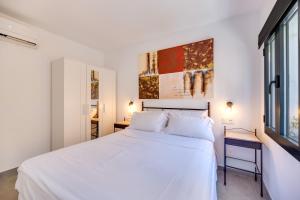 ein Schlafzimmer mit einem weißen Bett und einem Fenster in der Unterkunft Parkview Apartments 2 in Marbella