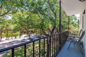 einen Balkon mit Straßenblick in der Unterkunft Parkview Apartments 2 in Marbella