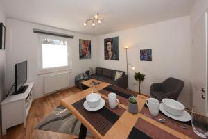 a living room with a table and a couch at Ferienwohnung am Rathaus in Landstuhl