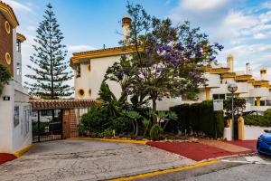 een huis met een hek en een boom ervoor bij Apartment Calahonda Mijas in Sitio de Calahonda