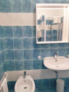 een badkamer met een toilet en een wastafel bij BRIXELLUM in Brescello