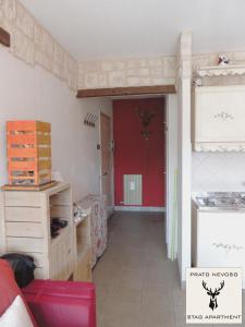 Zimmer mit roter Wand und roter Tür in der Unterkunft Stag Apartment in Prato Nevoso