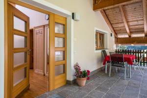 a door leading to a dining room with a table at Funtnatsch Apartment Schlern in Laion