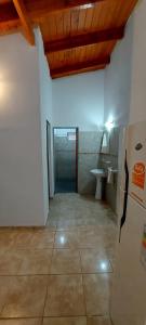 Habitación con baño con lavabo y nevera. en Departamentos VGB. en Villa General Belgrano