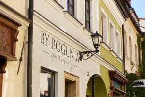 um sinal na lateral de um edifício com uma luz de rua em Apartamenty By Bogunia em Bielsko-Biala