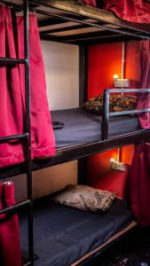 um quarto com 3 beliches e uma almofada em House of Lion Hostel em Pantai Cenang