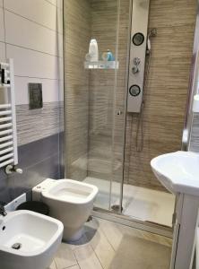 ein Bad mit einer Dusche, einem WC und einem Waschbecken in der Unterkunft Residence Torre Giuseppina in Neapel
