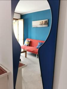 ein Wohnzimmer mit einem roten Sofa und einem Spiegel in der Unterkunft Residence Torre Giuseppina in Neapel