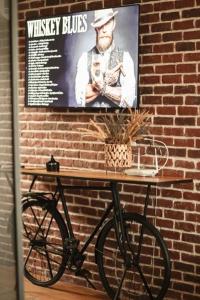 a bike parked against a brick wall with a poster at Studio Zeus in Neptun