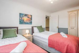 two beds sitting next to each other in a bedroom at Cosy 3 BDR Home With Wifi, Parking + Garden in Tilbury