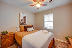 - une chambre avec un lit et un ventilateur de plafond dans l'établissement Texas Retreat Near Theme Parks and Sports Stadiums!, à Arlington