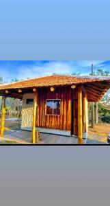 mały domek z dachem krytym strzechą w obiekcie pousada camping do josias w mieście Nobres