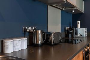 Příslušenství pro přípravu čaje a kávy v ubytování City Centre Apartment - Fantastic Location