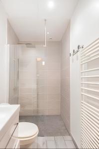 ein weißes Badezimmer mit Toilette und Dusche in der Unterkunft Secret Jungle Bordeaux Chartrons - Hyper-Centre Jacuzzi Bain Balnéo & Home cinéma in Bordeaux