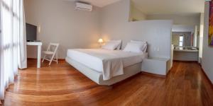 A bed or beds in a room at Sunset Mancora