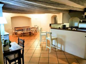 cocina y comedor con mesa y sillas en Mas en Provence, en campagne avec piscine., en Orange