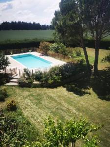 una vista aérea de una piscina en un patio en Mas en Provence, en campagne avec piscine., en Orange